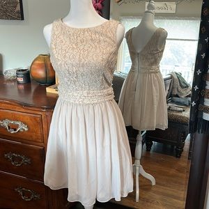 Cream, sleeveless short dress